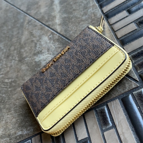 Michael Kors Medium Zip Around Card Case - Picture 3 of 16